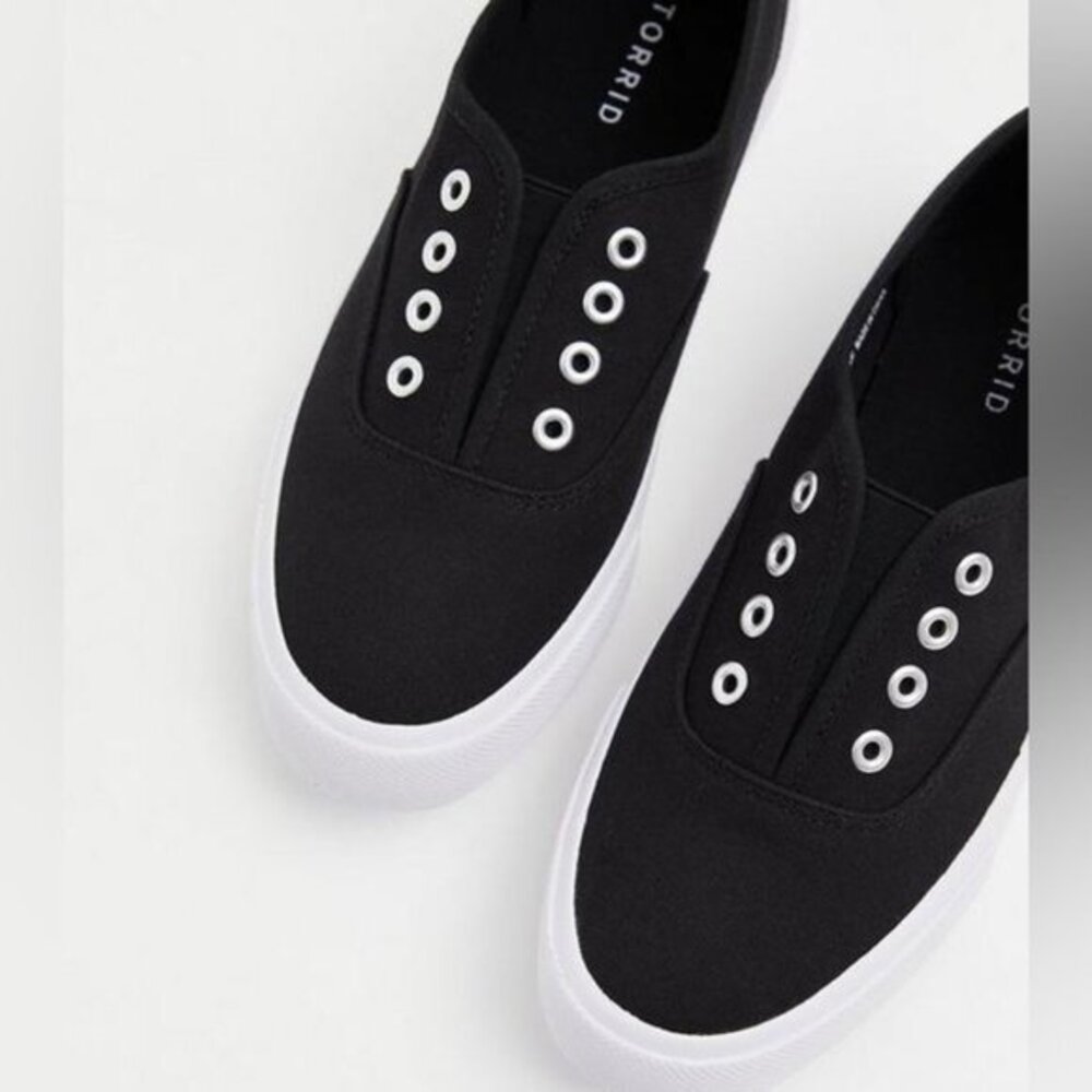NWT Women’s torrid Black Canvas No Laces Slip-On Sneaker (WW) 10